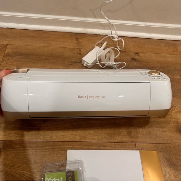 Cricut Explore Air with case, starter cutting set and more - Picture 11 of 16